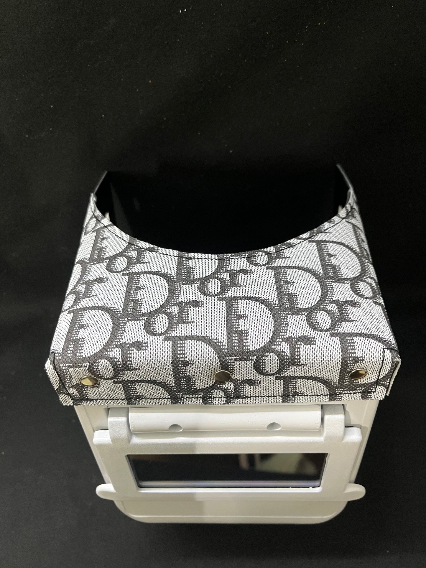 White hood with a CD top bib