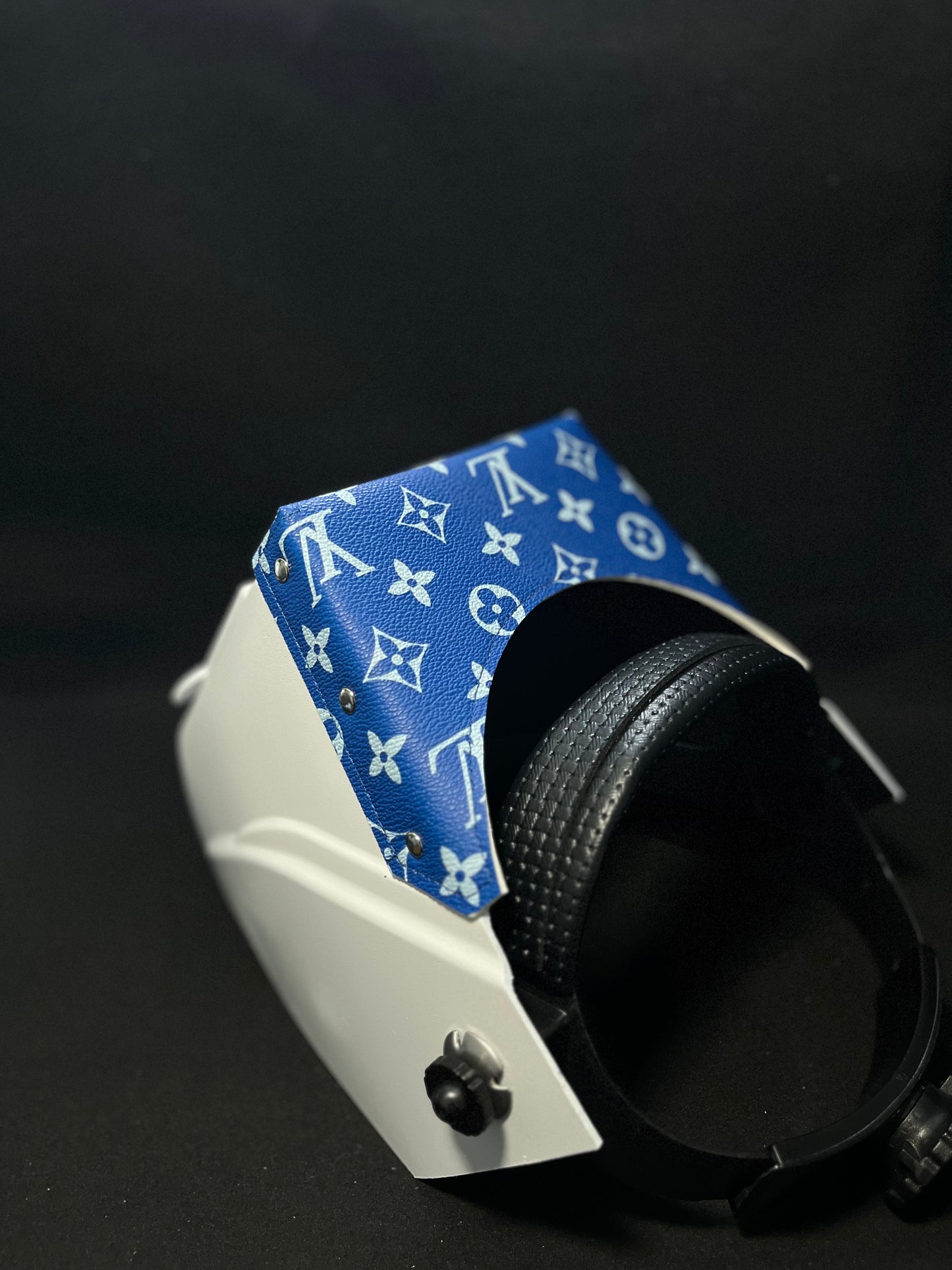 White hood w/ blue LV top bib