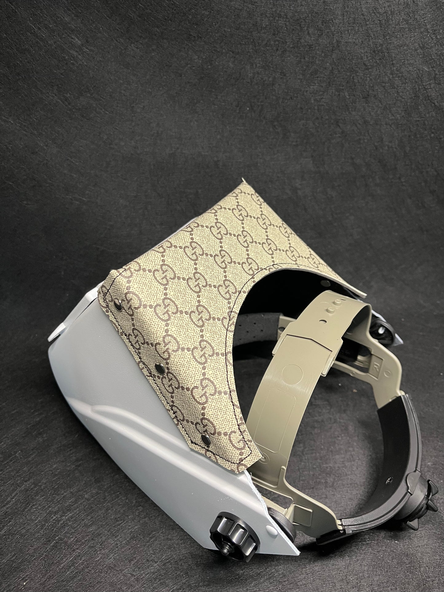 White hood w/ gucci top bib