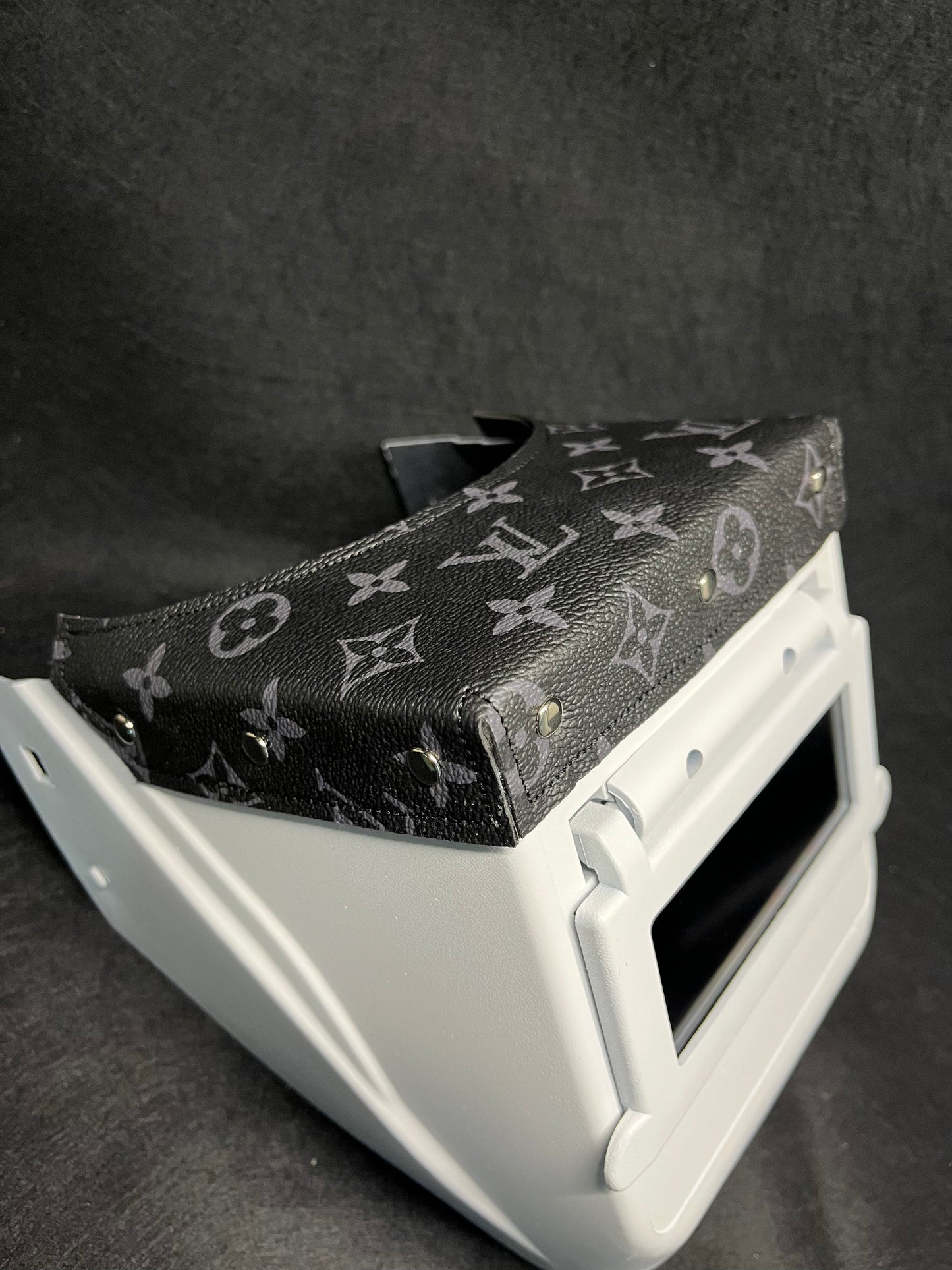 White hood w/ black Lv top bib