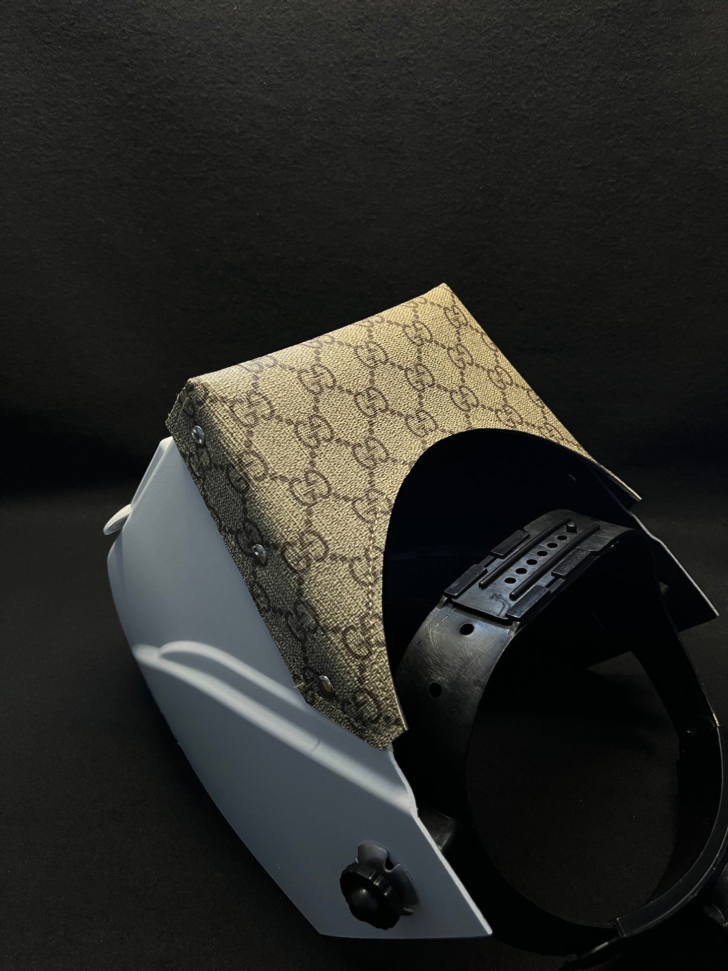 White hood w/ gucci top bib