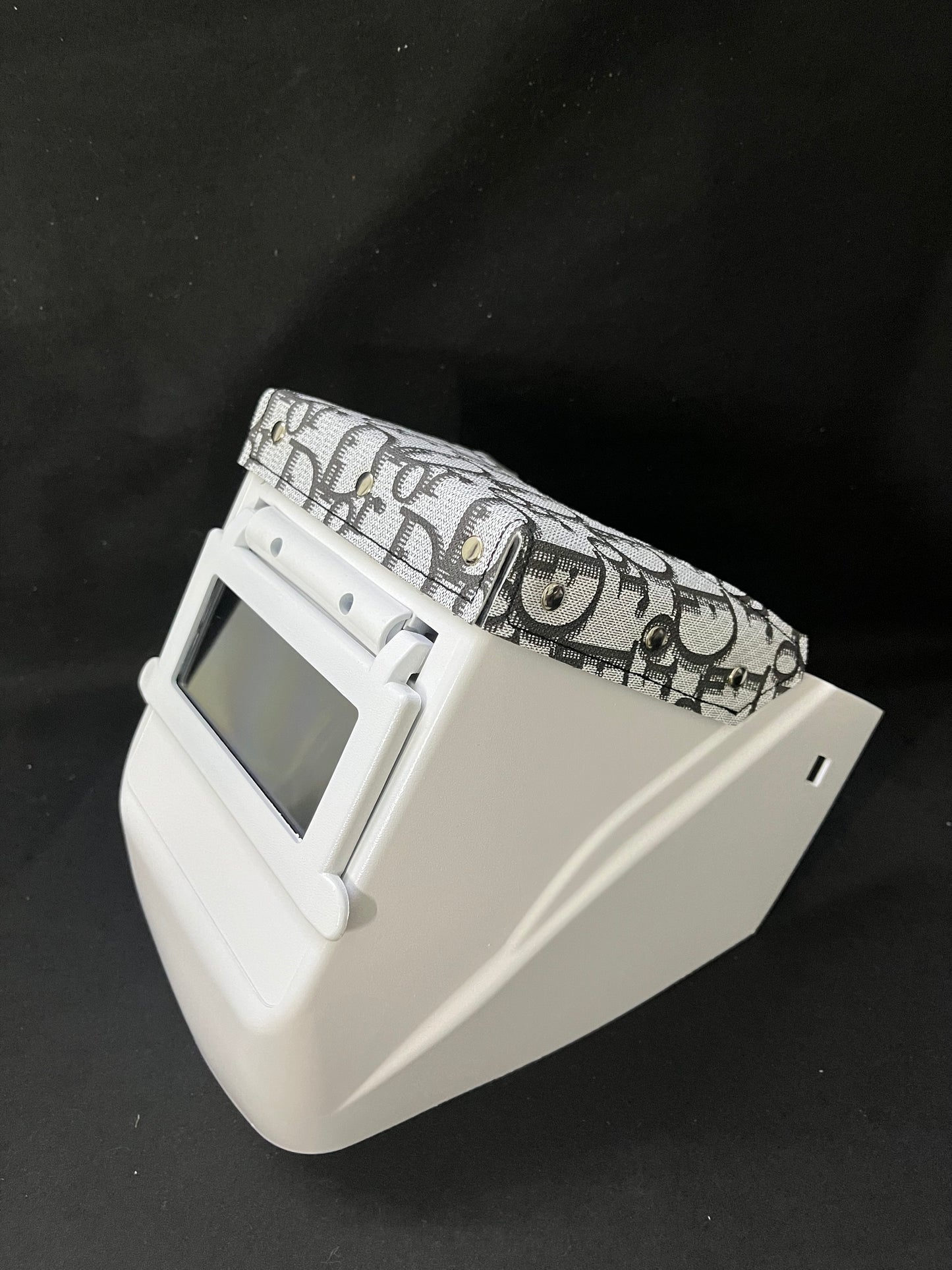 White hood with a CD top bib
