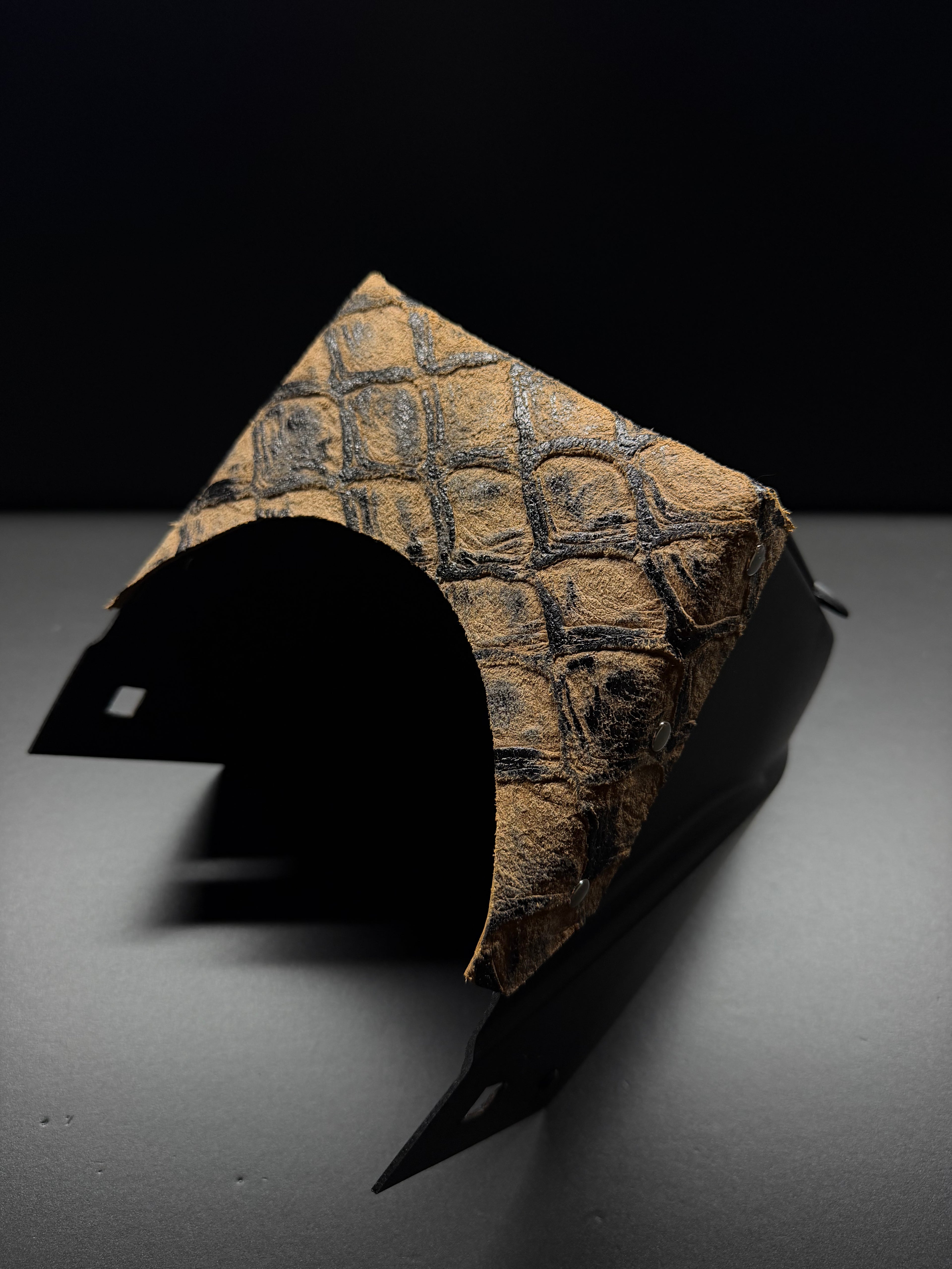 Black hood brown embossed fish top