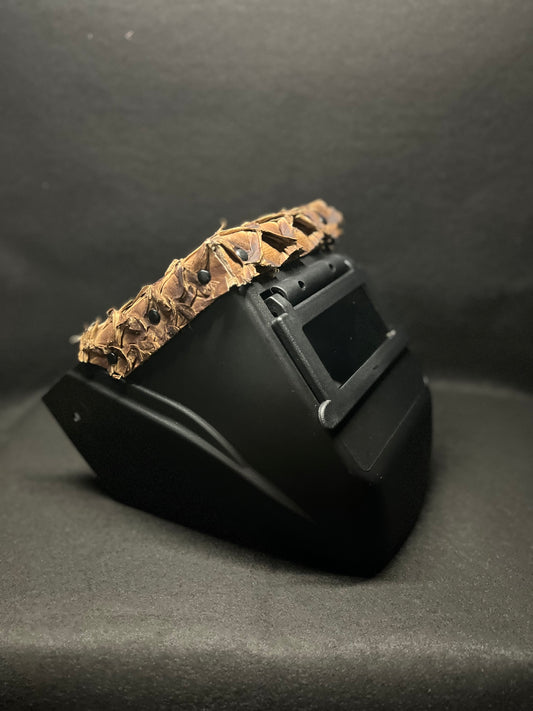 Black hood with a brown pirarucu top bib