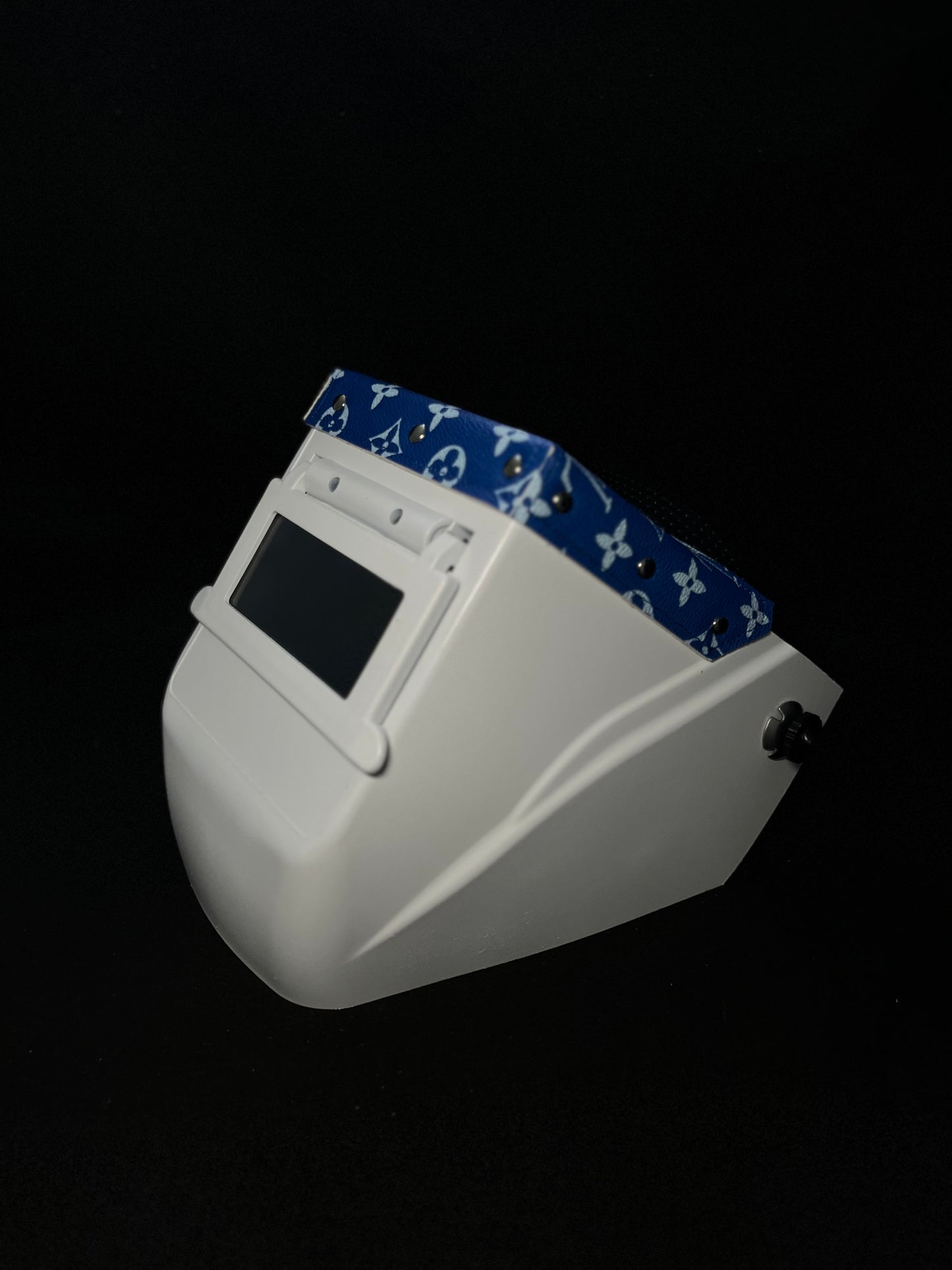 White hood w/ blue LV top bib