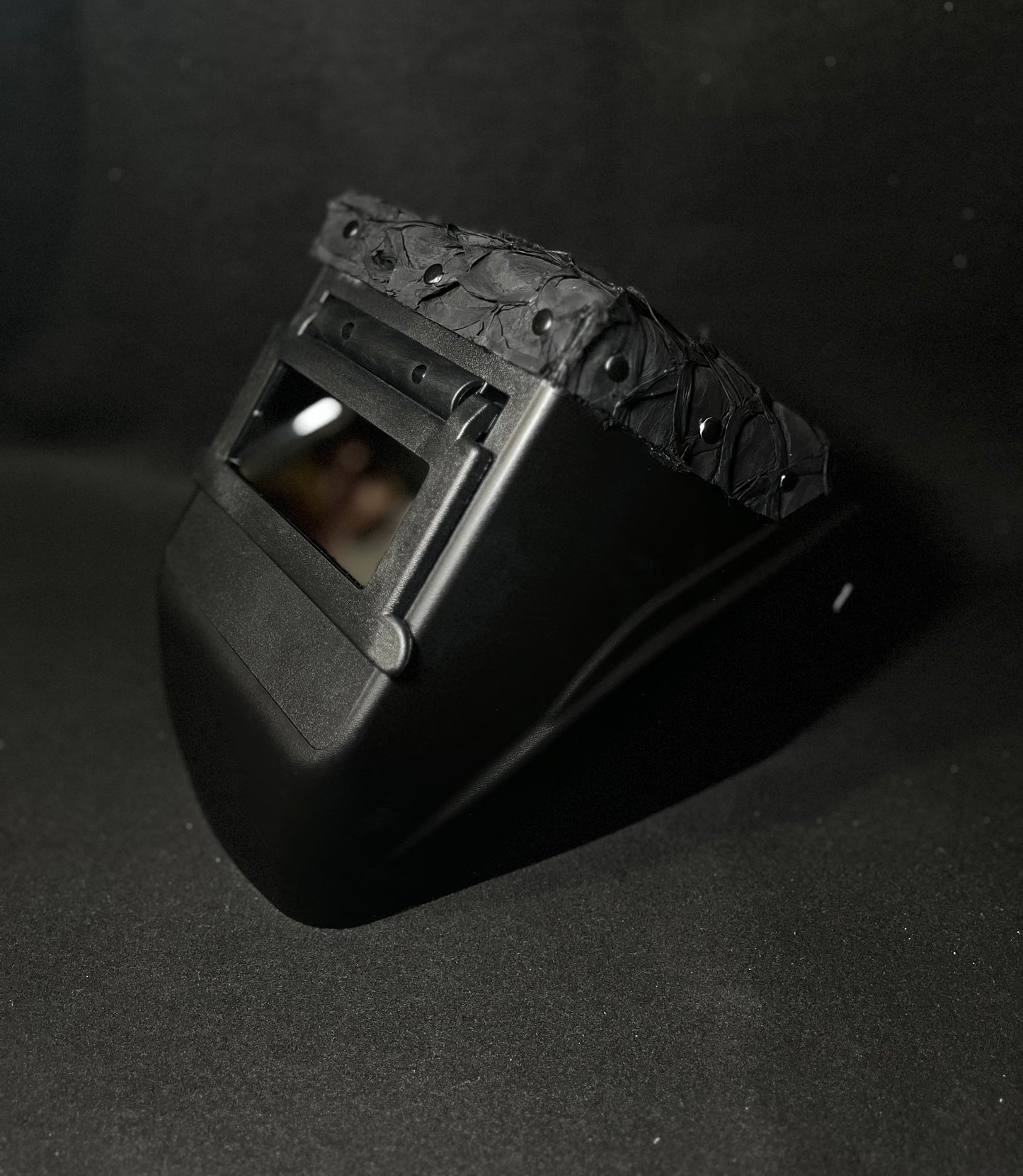 Black hood with a matte black pirarucu top bib