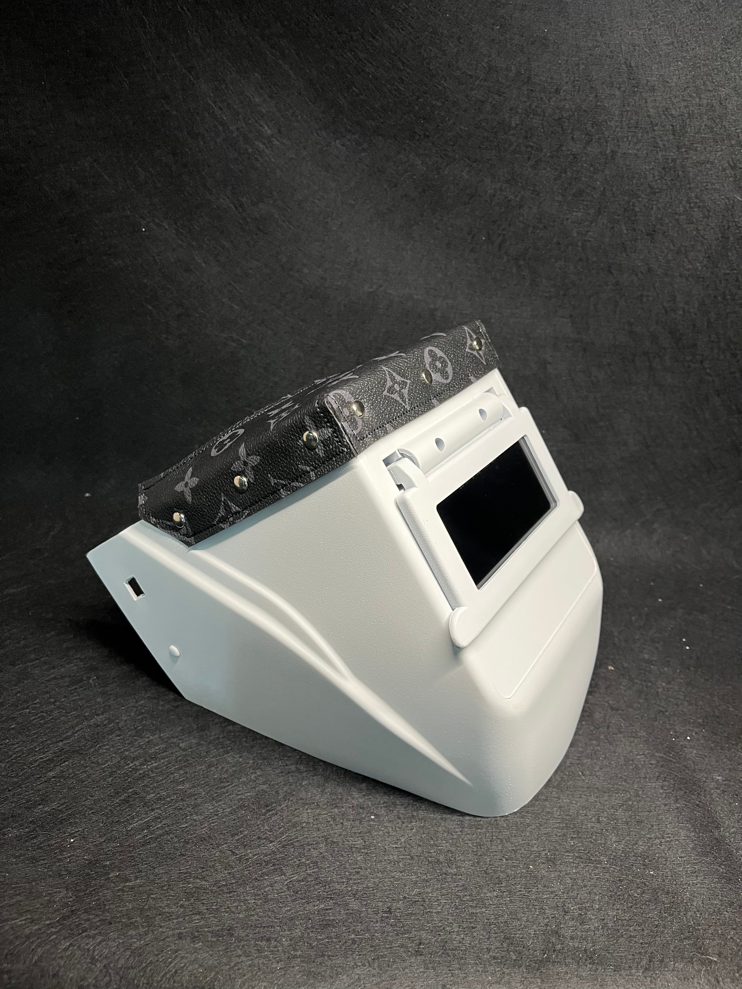 White hood w/ black top bib