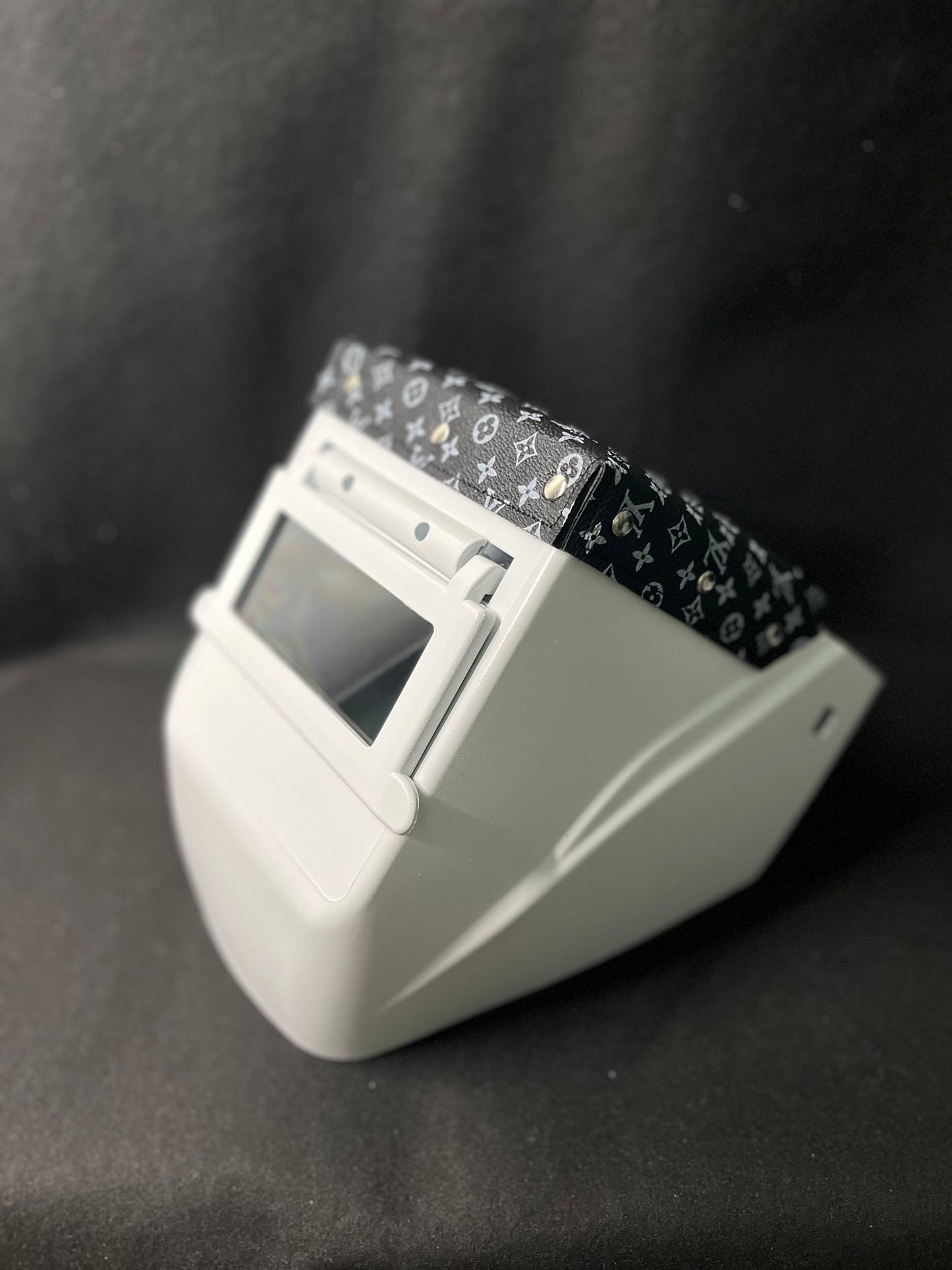 White hood with white/ black LV top bib