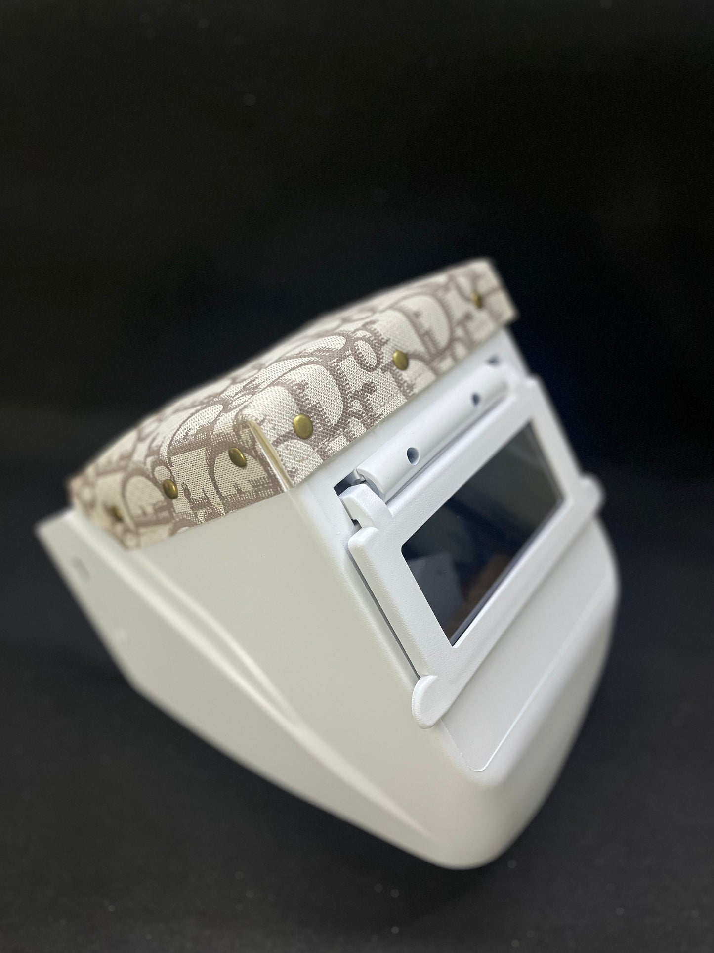 White hood with a beige CD top bib