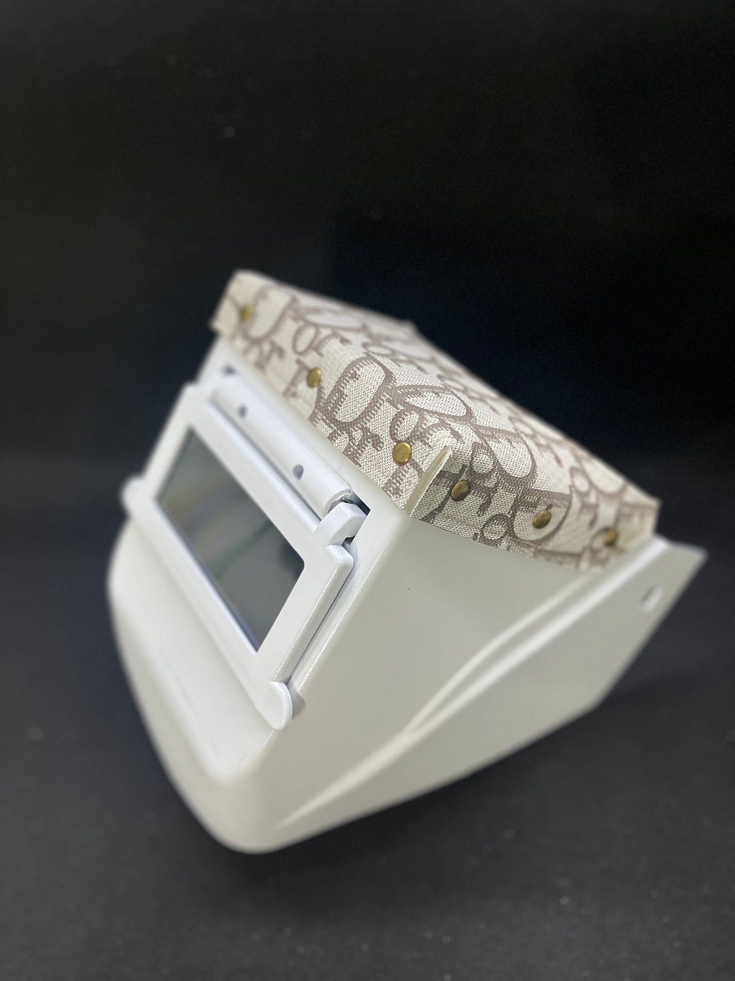 White hood with a beige CD top bib