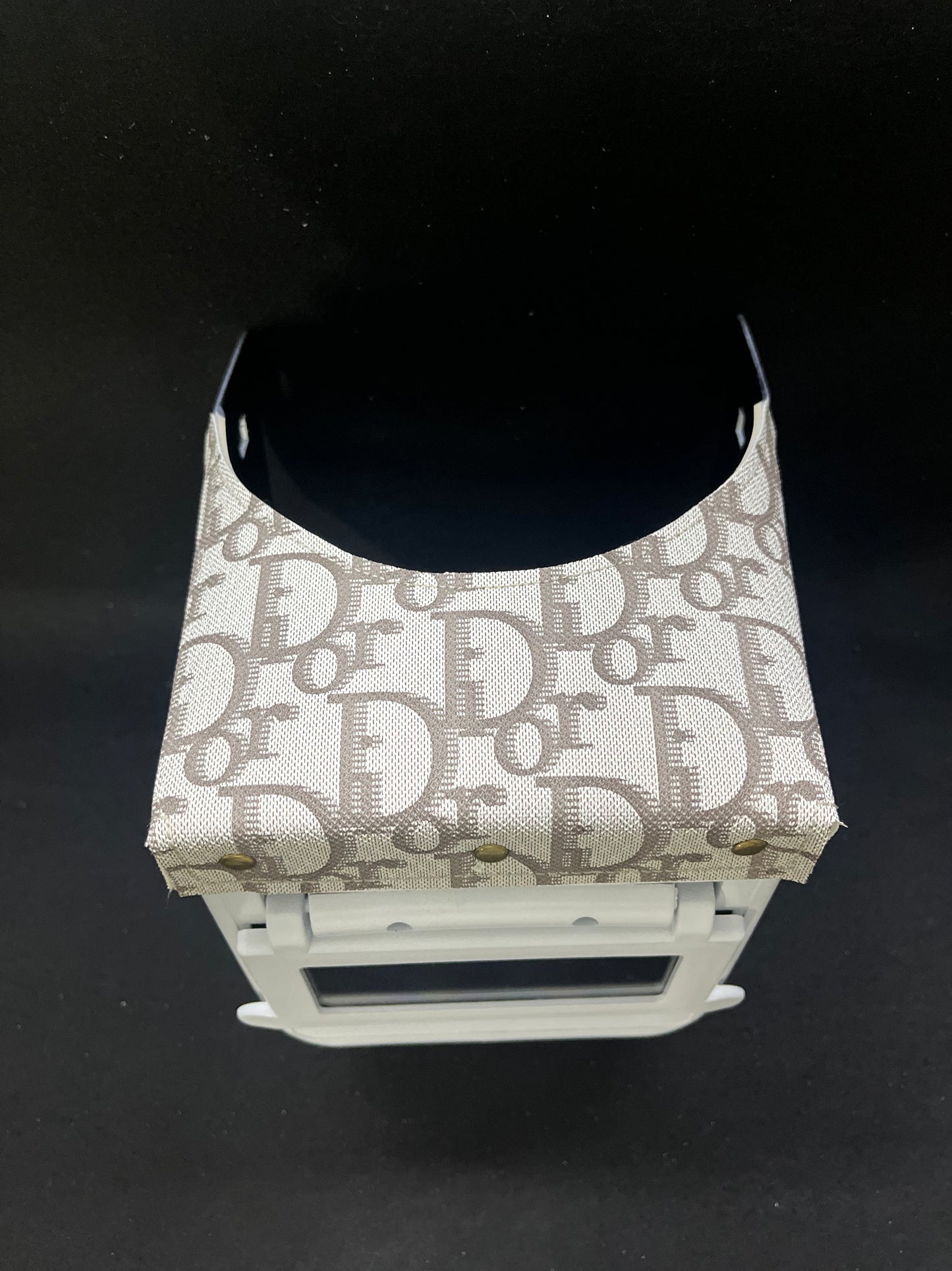 White hood with a beige CD top bib