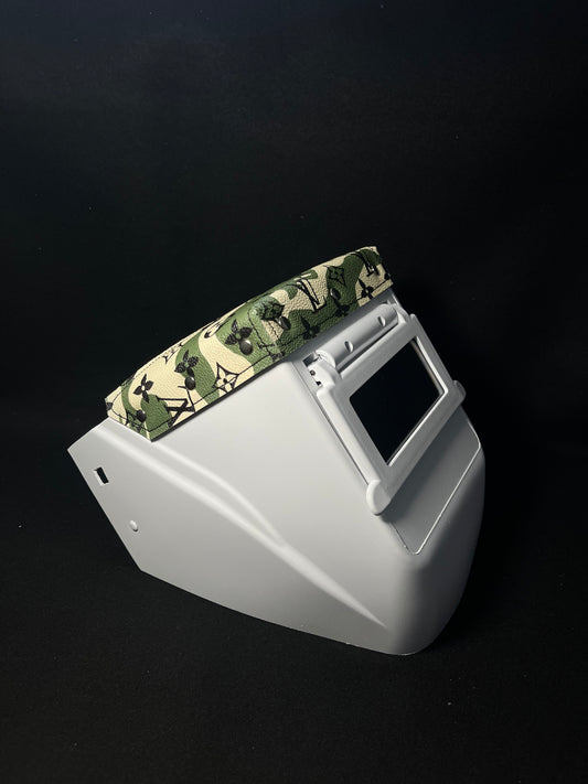 White hood w/ camo Lv top bib