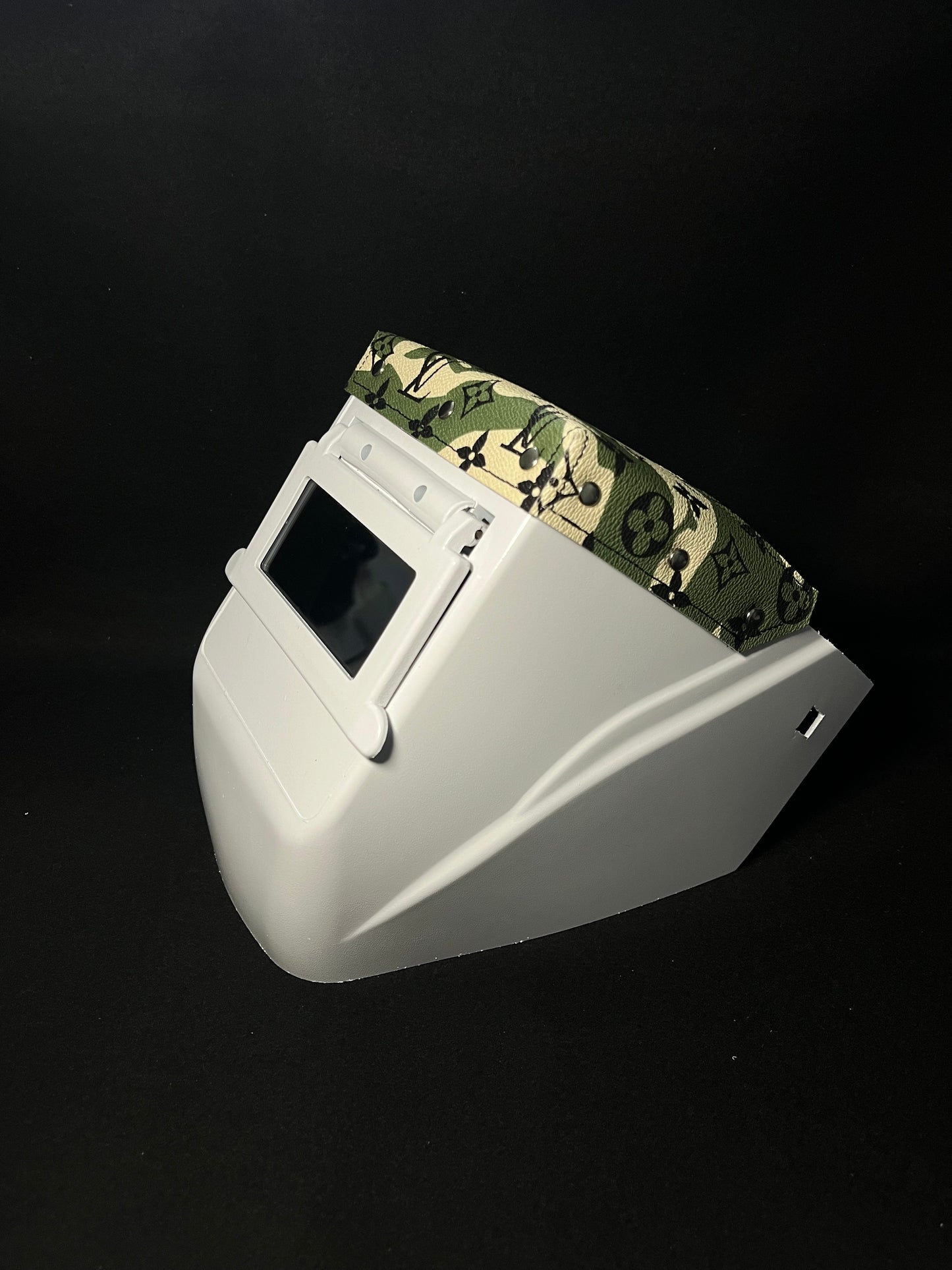 White hood w/ camo Lv top bib