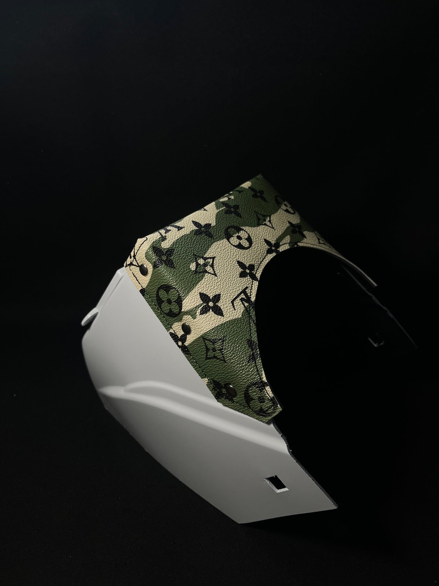 White hood w/ camo Lv top bib
