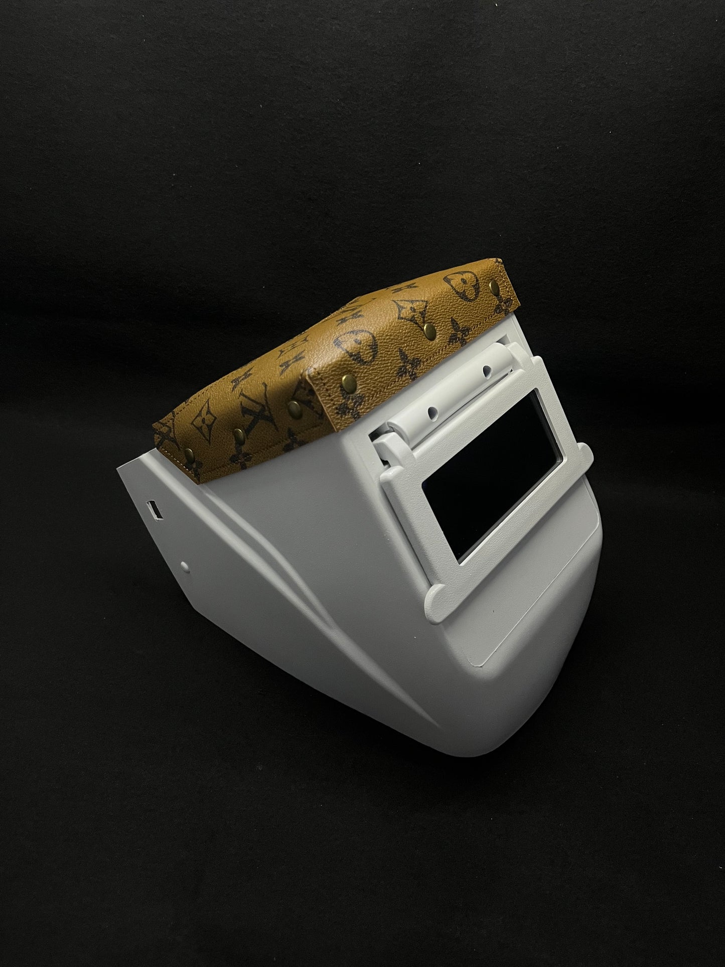 White hood with an inverted LV top bib