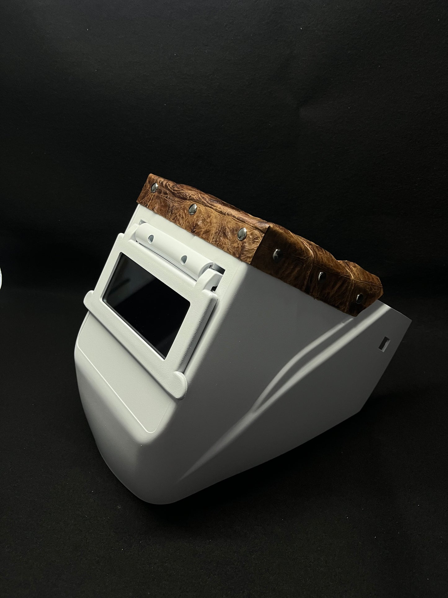 White hood with a brown gator top bib