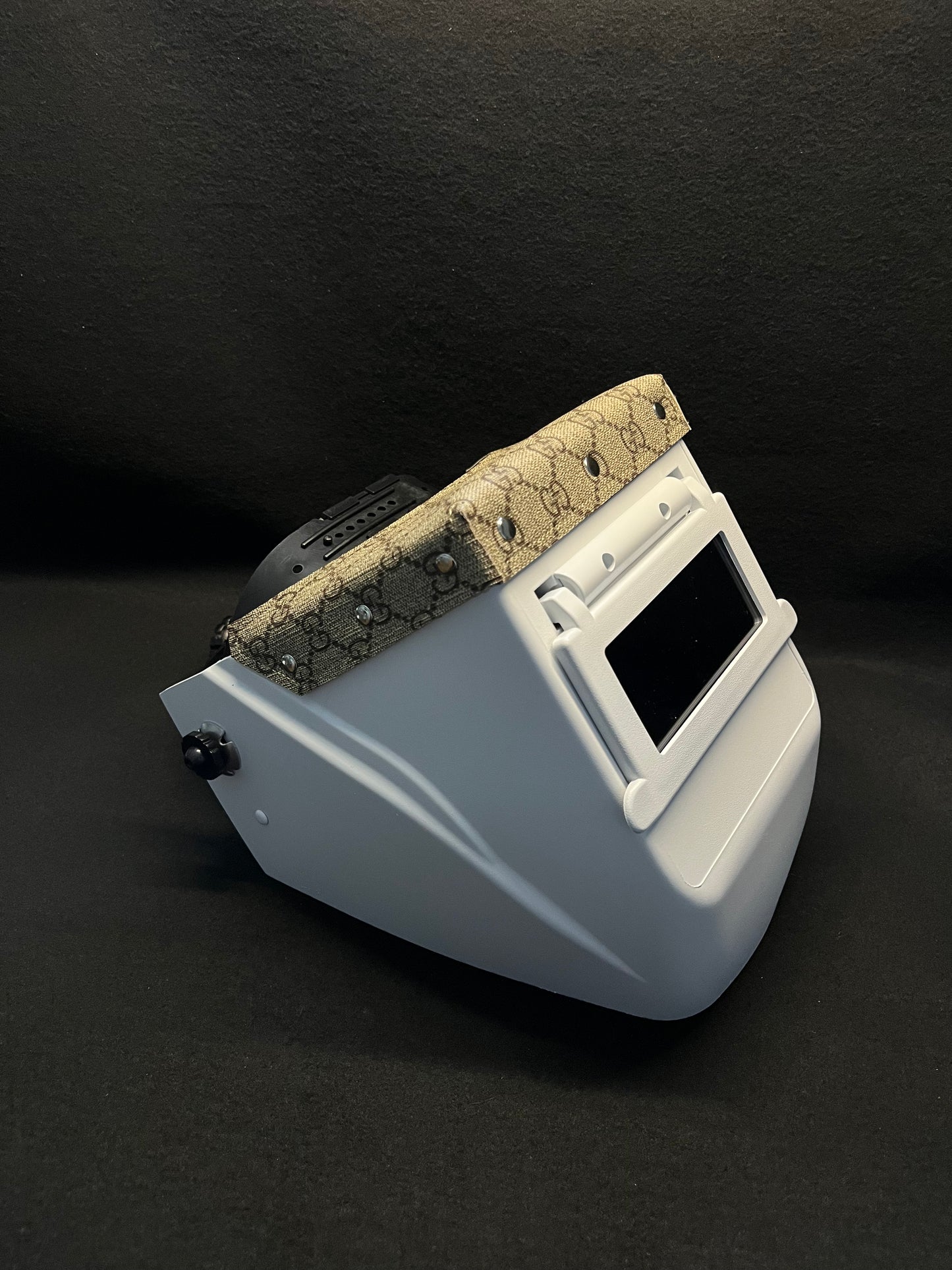 White hood w/ gucci top bib