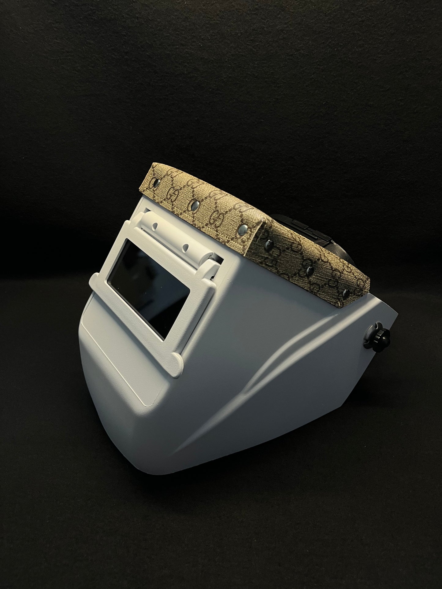 White hood w/ gucci top bib