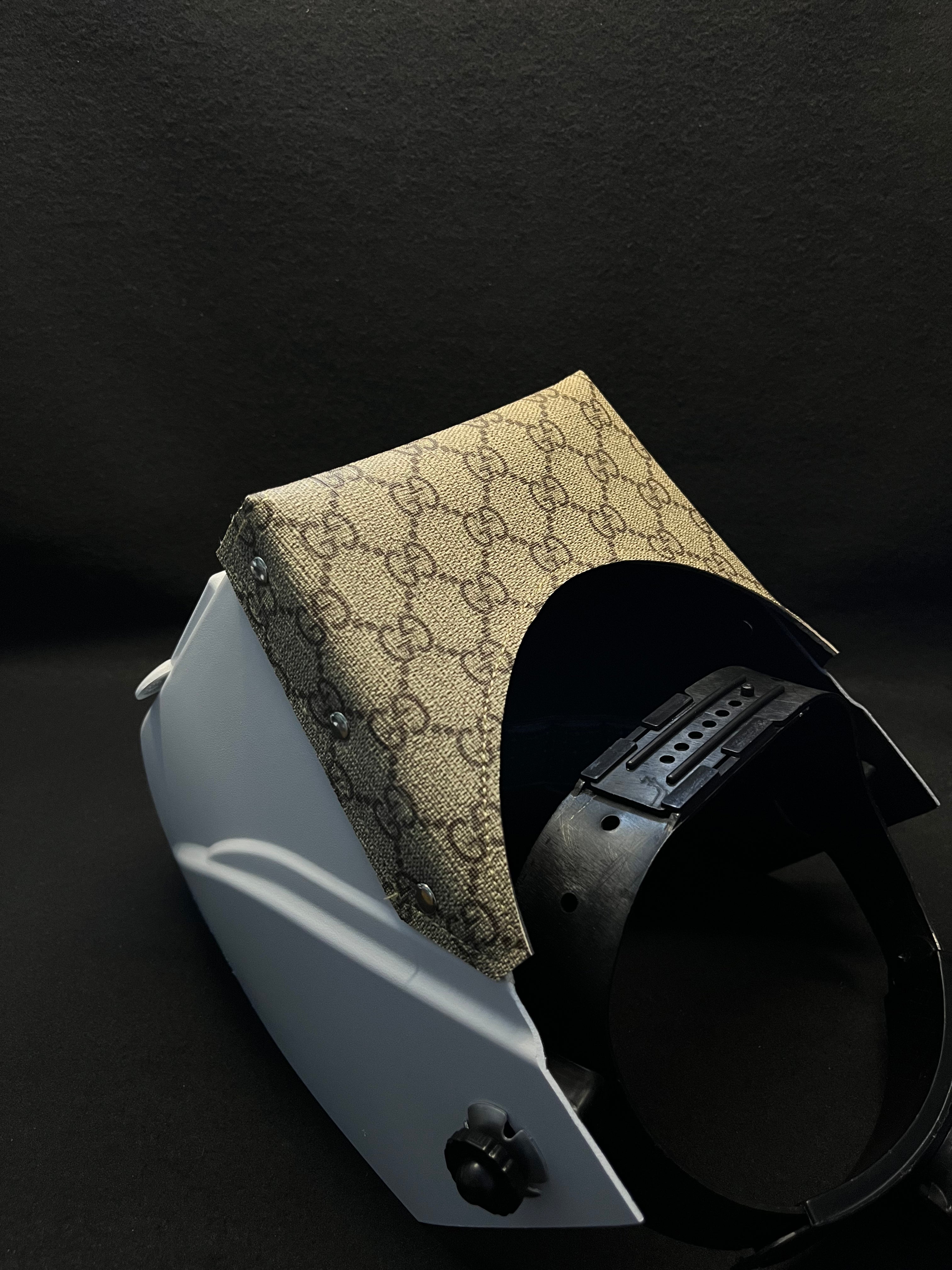 White hood w/ gg top bib