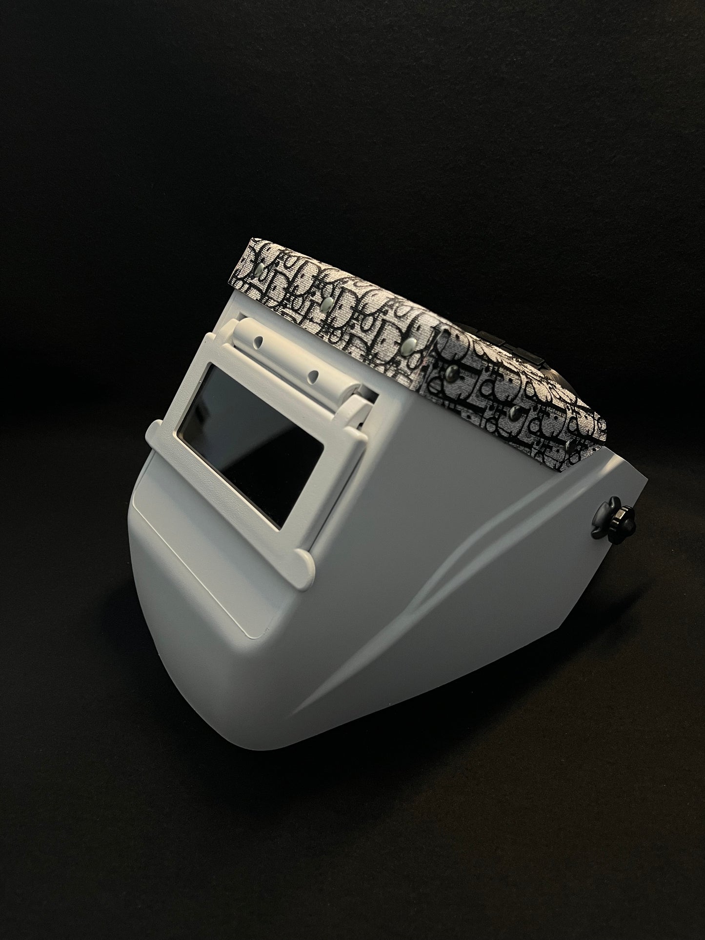 White hood with a CD top bib