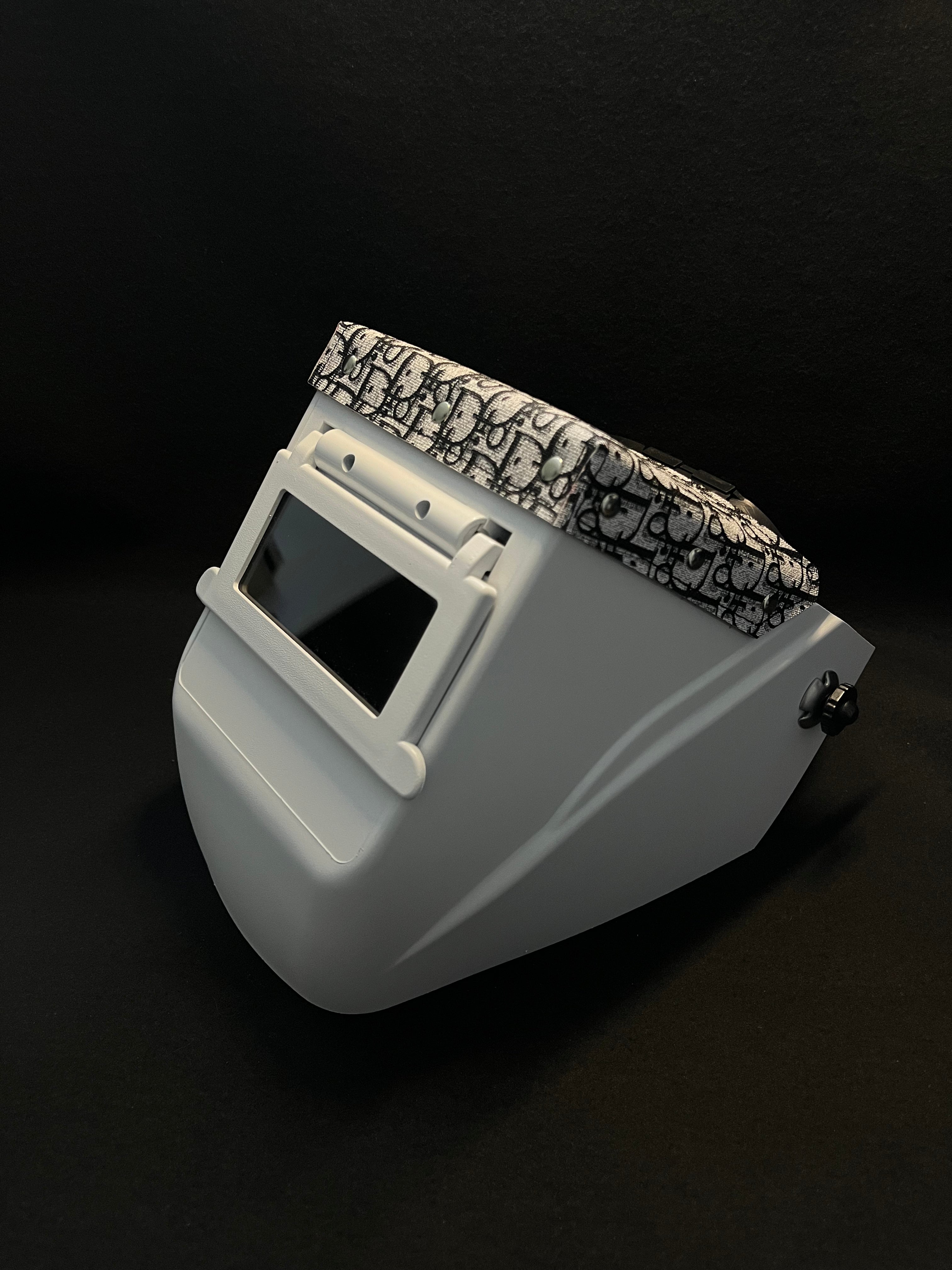 White hood with a CD top bib