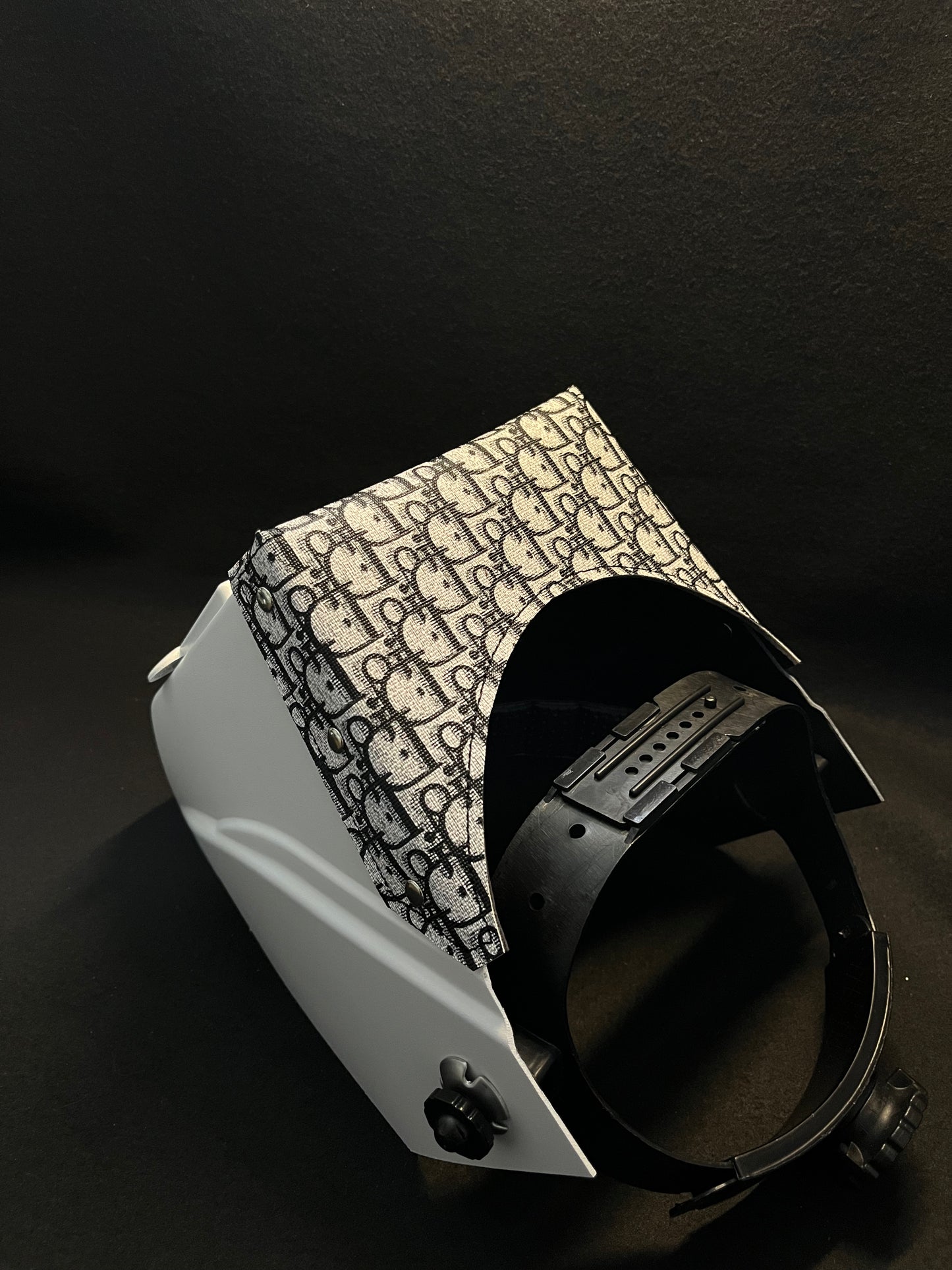 White hood with a CD top bib