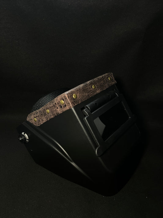 Black hood with a brown gator top bib