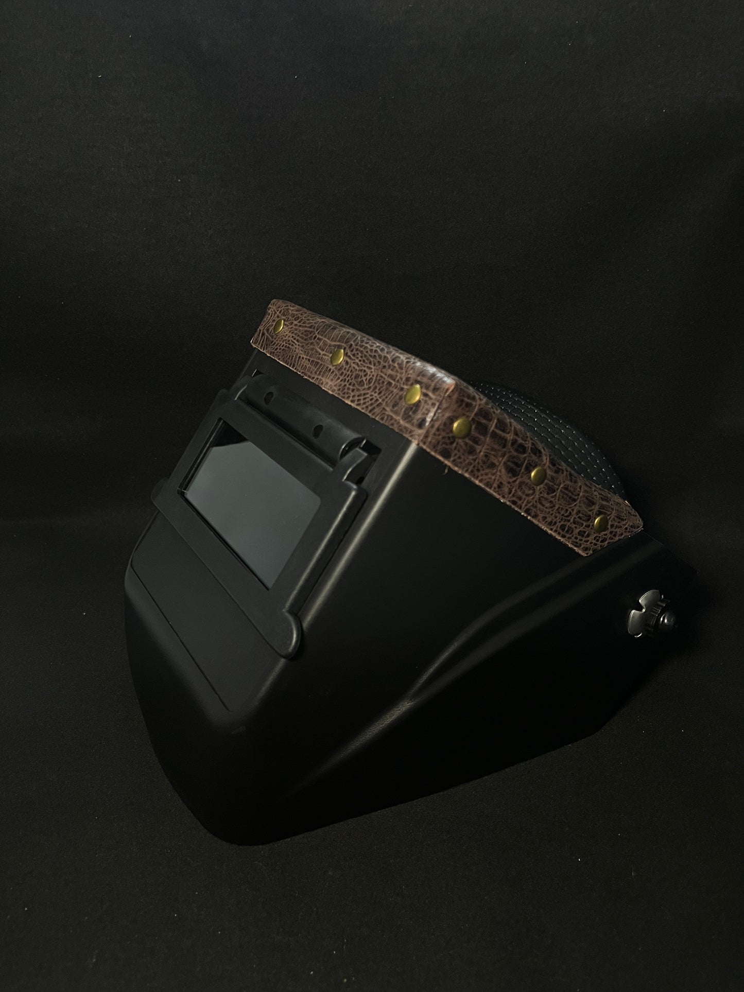 Black hood with a brown gator top bib