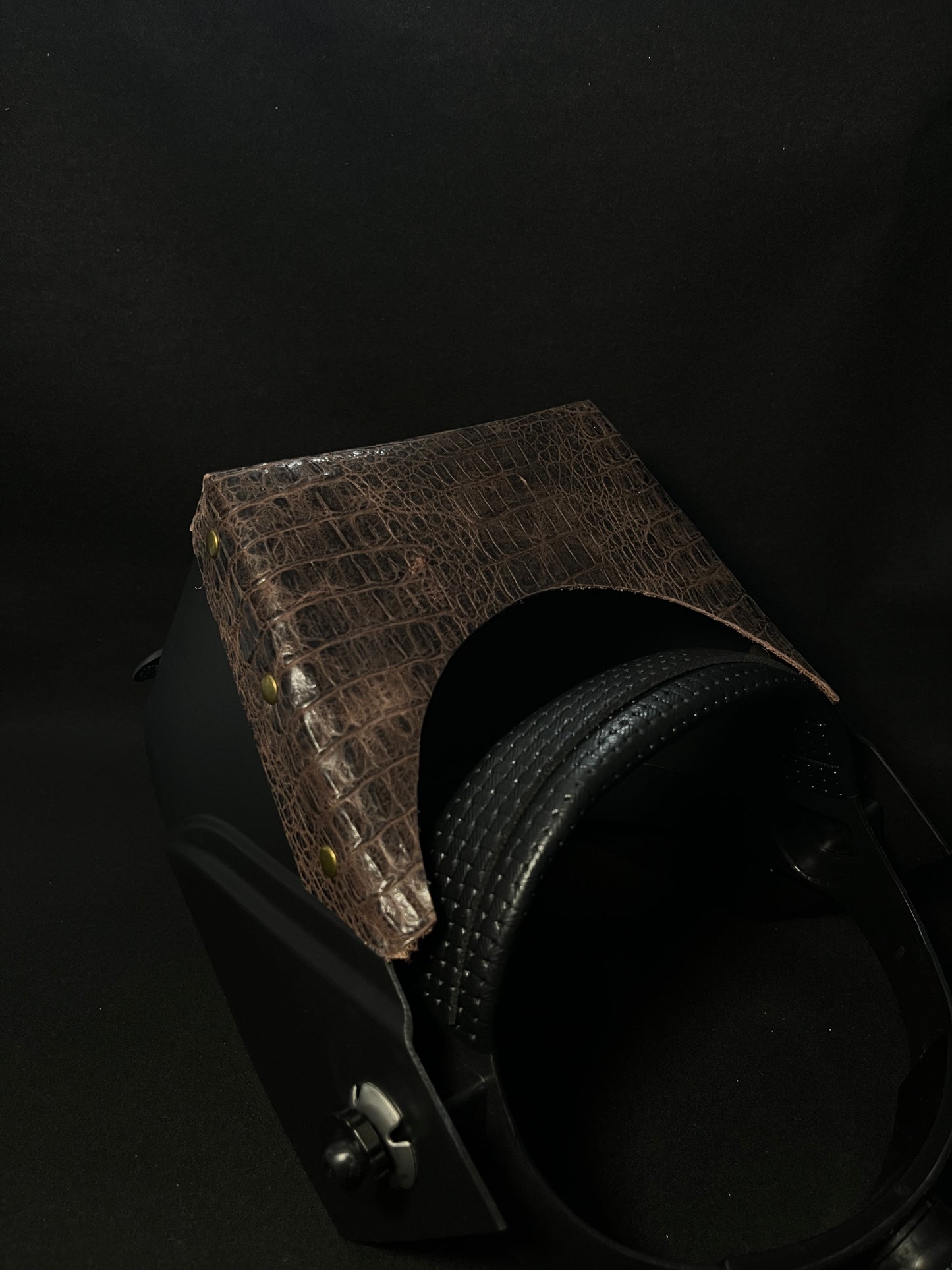 Black hood with a brown gator top bib